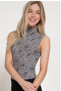 Blusa cuello alto animal print